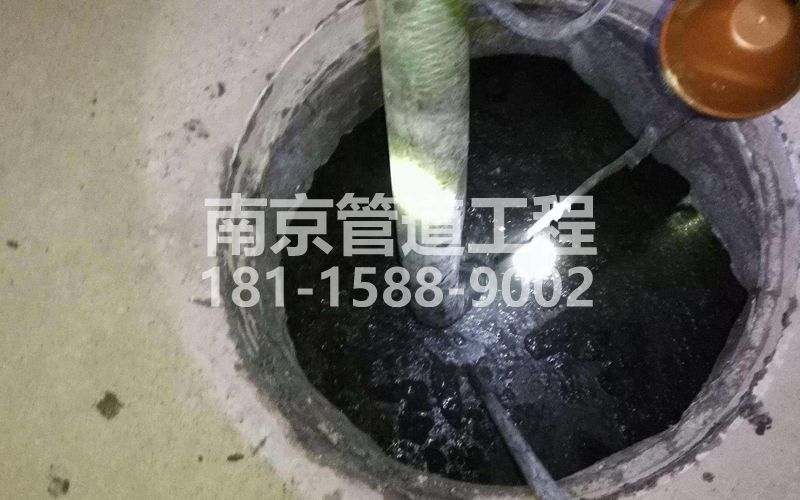 216莲花南苑清理化粪池