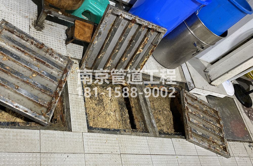 278莲花南苑城管中队食堂隔油池清理