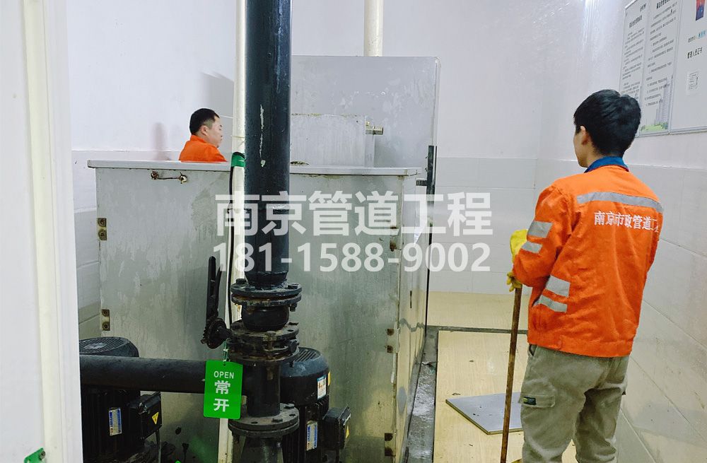 302莲花南苑隔油设备清洗